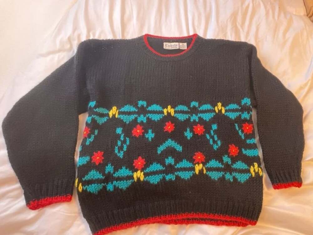 Vintage Sweater Size M Black Floral Knit Pullover
Women’s M
Grandma
Cottagecore
